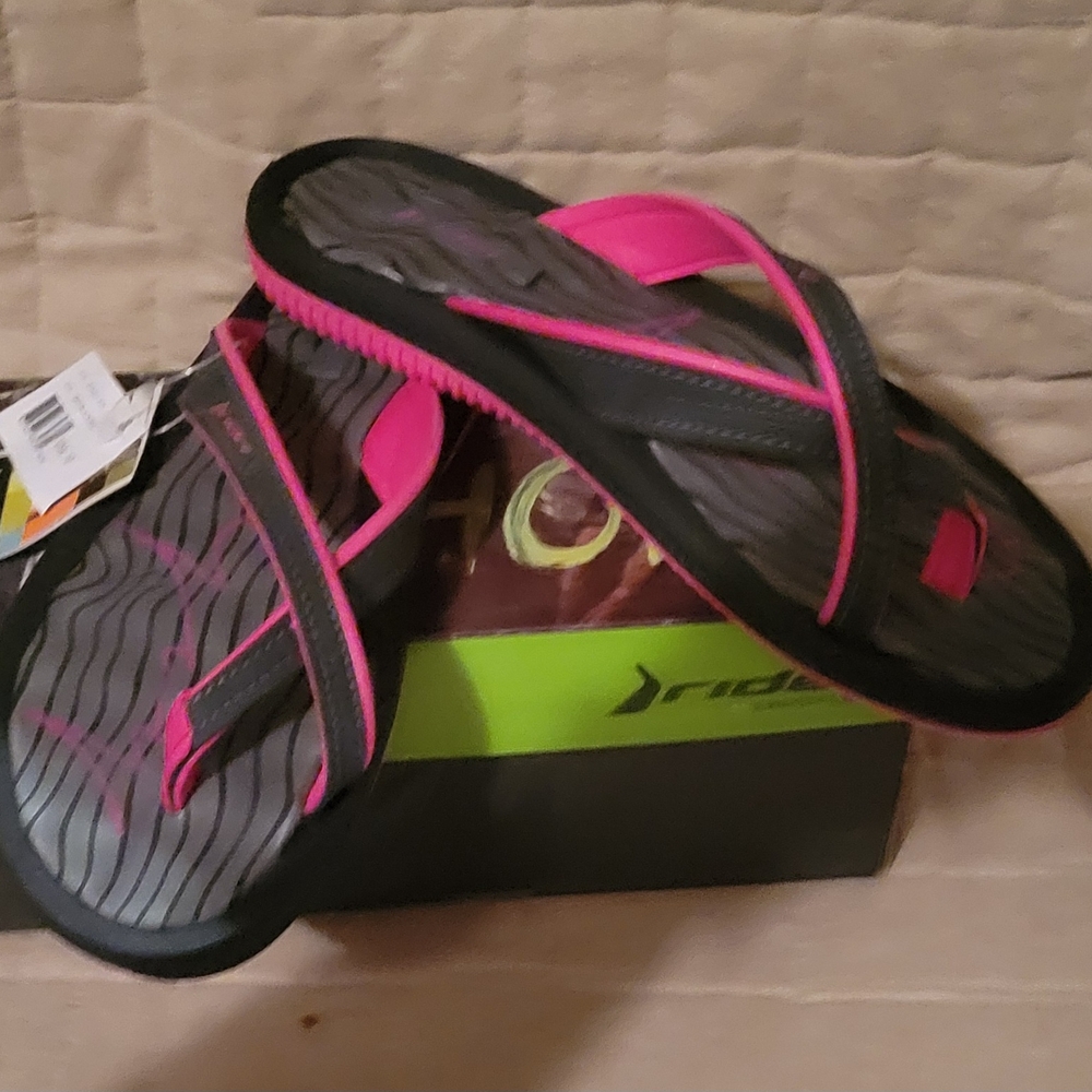 DUNDAS Women's Black and Pink Sandals